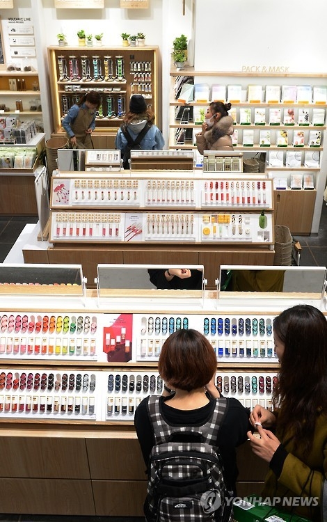 S. Korea's cosmetics exports to Europe jump tenfold in 7 yrs - 1