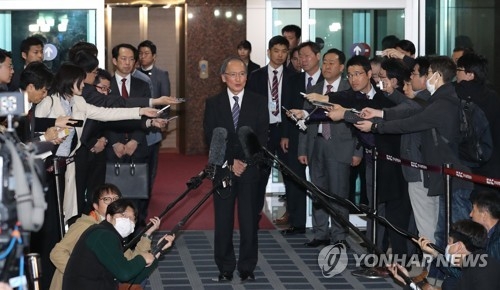 Amb. Yasumasa Nagamine speaks to a group of reporters upon arriving at Gimpo International Airport on April 4, 2017, nearly three months after he was recalled due to diplomatic friction over a girl statue symbolizing the victims of Japan's wartime sexual slavery of Korean women. (Yonhap)