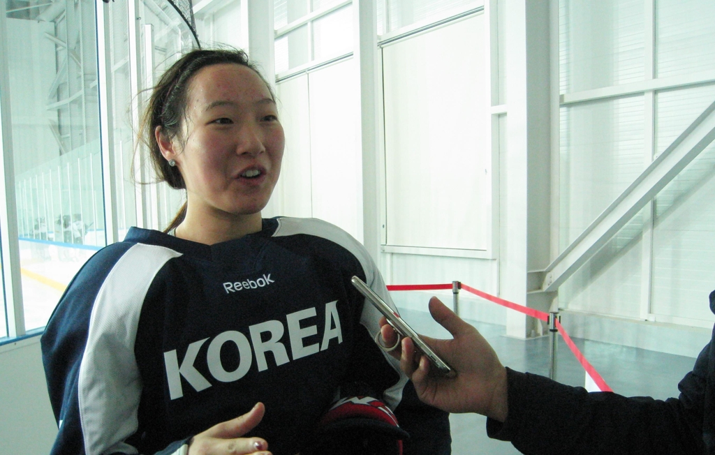 South Korean hockey player Marissa Brandt speaks in an interview with Yonhap News Agency on April 4, 2017, after practice at Kwandong Hockey Centre in Gangneung, Gangwon Province. (Yonhap)