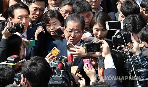 This photo, taken on April 4, 2017, shows Hong Joon-pyo, the presidential candidate of the conservative Liberty Korea Party, speaking during a meeting with reporters after his visit to the hometown of former President Park Chung-hee in Gumi, some 261 kilometers southeast of Seoul. (Yonhap)