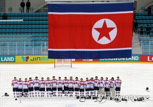North Korean players line up on the ice for the raising of their flag and the playing of their national anthem after beating Britian 3-2 at the International Ice Hockey Federation Women's World Championship Division II Group A at Gangneung Hockey Centre in Gangneung, Gangwon Province, on April 5, 2017. (Yonhap)