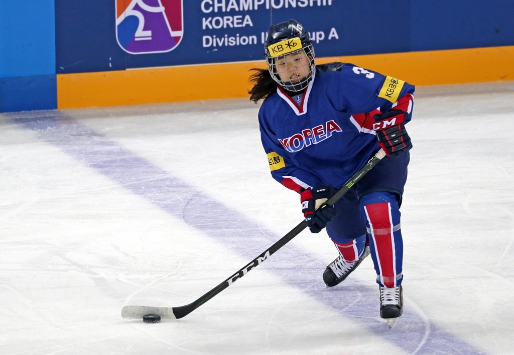 In this photo provided by Hockey Photo, South Korea's Eom Su-yeon handles the puck against Australia at the International Ice Hockey Federation (IIHF) Women's World Championship Division II Group A at Kwandong Hockey Centre in Gangneung, Gangwon Province, on April 5, 2017. (Yonhap)