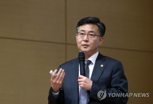 This file photo shows South Korea's Unification Minister Hong Yong-pyo. (Yonhap)