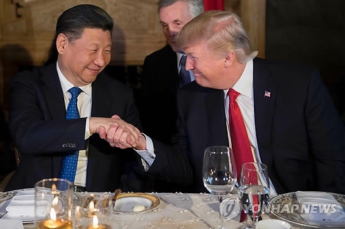 Chinese President Xi Jinping (L) shakes hands with U.S. President Donald Trump in their meeting in Floria, the U.S., on April 6, 2017. (AFP-Yonhap)
