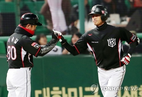 Park Ki-hyuck of the KT Wiz rounds third base after a solo home run off the SK Wyverns in their Korea Baseball Organization game at Incheon SK Happy Dream Park in Incheon on March 31, 2017. (Yonhap)