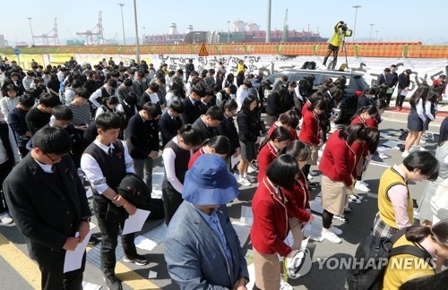 Citizens pay respects to the victims of the 2014 ferry disaster near a port in Mokpo, some 410 kilometers south of Seoul, on April 16, 2017. (Yonhap) 