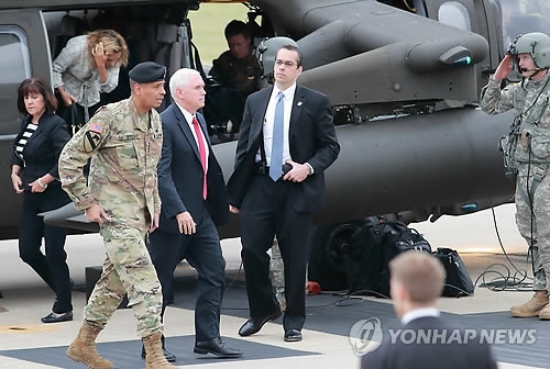 U.S. Vice President Mike Pence (C) visits Camp Bonifas, a U.S. military base close to the inter-Korean border on April 17, 2017. (Pool photo) (Yonhap)