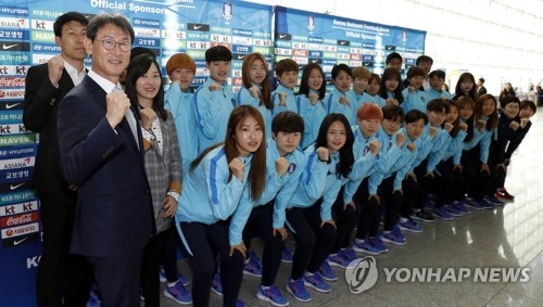 In this file photo taken on April 2, 2017, South Korean women's national football team head coach Yoon Duk-yeo (L) and players pose for a photo at Incheon International Airport before departing for the AFC Women's Asian Cup qualifying competition in North Korea. (Joint Press Corps) 