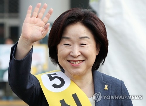 Sim Sang-jeung, the presidential candidate of the far-left Justice Party, waves to citizens on her campaign trail in Incheon, west of Seoul, on April 18, 2017. (Yonhap)