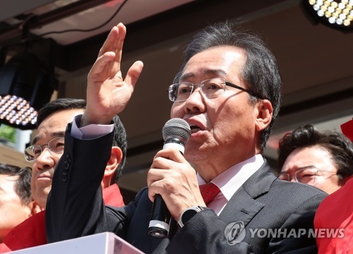 Hong Joon-pyo, the presidential candidate of the conservative Liberty Korea Party, speaks on the campaign trail in Busan, 450 kilometers southeast of Seoul, on April 18, 2017. (Yonhap)