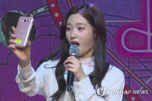Chaeyeon, member of South Korean girl group DIA, takes a live video call from a random fan during a media event for the team's new album "YOLO" on April 19, 2017, at the Shinhan Card FAN Square in northern Seoul. (Yonhap)