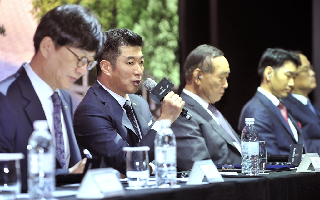 The file photo, provided by Pardise Co., shows Jeon Phillip (2nd from L), the chairman of Paradise Co., speaking during a press briefing at the opening ceremony of its new casino resort Paradise City in Yeongjongdo, west of Seoul, on April 20, 2017. (Yonhap) 