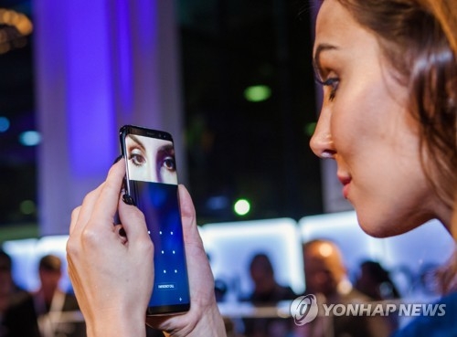 A model demonstrates the iris scanner of the Galaxy S8 smartphone in Brazil in this file photo released by Samsung Electronics Co. on April 19, 2017. (Yonhap)