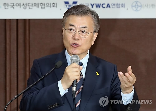 Moon Jae-in, the presidential candidate of the liberal Democratic Party, speaks during a forum on gender equality in Seoul on April 21, 2017. (Yonhap)