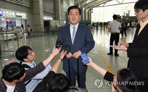 Chung Eui-yong, the National Security Office chief, speaks to the press before departing for the United States at Incheon International Airport, west of Seoul, on June 1, 2017. (Yonhap)