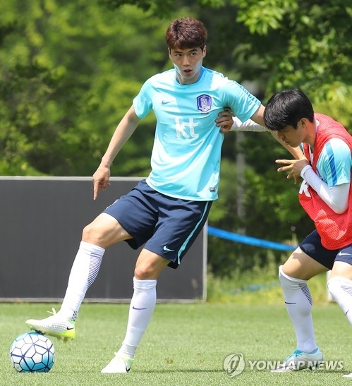 South Korean national football team captain Ki Sung-yueng (L) controls the ball during training at the National Football Center in Paju, north of Seoul, on June 1, 2017. (Yonhap)