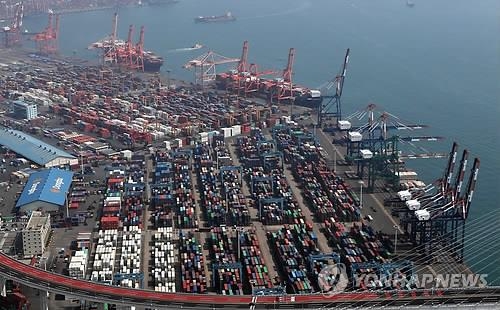 Cargo waits to be shipped abroad at South Korea's main port city of Busan. (Yonhap) 