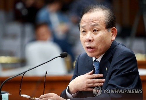 Constitutional Court chief-nominee Kim Yi-su speaks during a parliamentary confirmation hearing at the National Assembly in Seoul on June 7, 2017. (Yonhap)