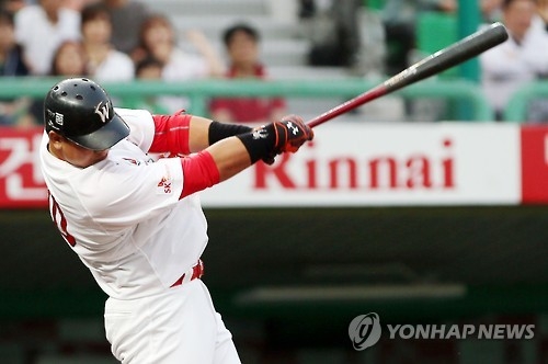 In this file photo taken on June 24, 2016, Choi Seung-jun of the SK Wyverns hits a single against the Doosan Bears in a Korea Baseball Organization regular season game at Incheon SK Happy Dream Park in Incheon. (Yonhap)