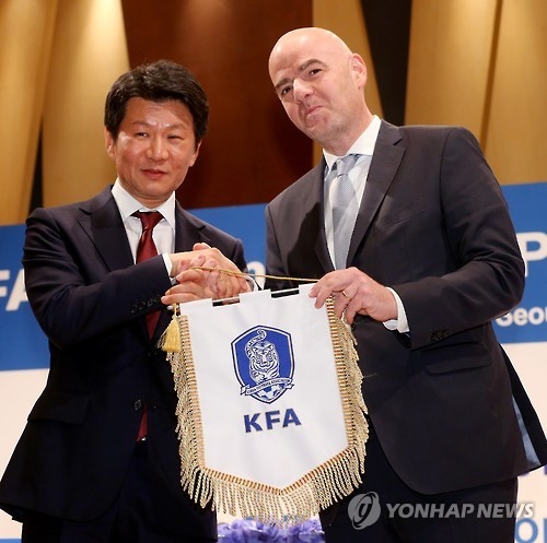 In this file photo taken on April 27, 2016, FIFA President Gianni Infantino (R) shakes hands with Korea Football Association President Chung Mong-gyu during a press conference in Seoul. (Yonhap)