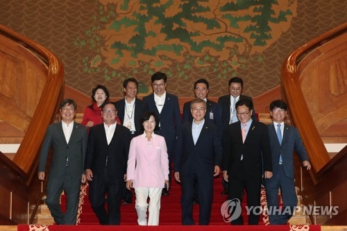 President Moon Jae-in (front row, third from R) and leaders of the ruling Democratic Party, including party chairwoman Rep. Choo Mi-ae (front, third from L), head toward the exit of the presidential office Cheong Wa Dae following a dinner hosted by the president on June 9, 2017. (Photo courtesy of Cheong Wa Dae) (Yonhap)