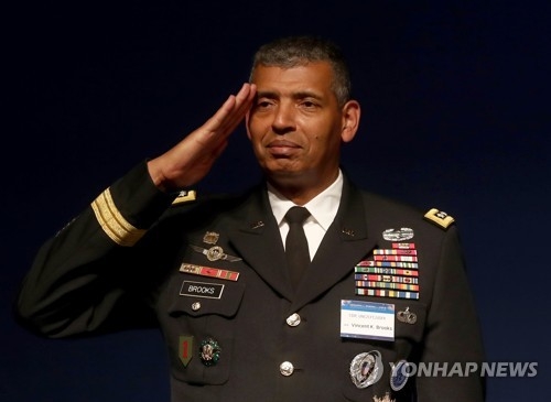 Gen. Vincent Brooks, commander of the U.S. Forces Korea, salutes the crowd in a dinner event in Seoul to mark the launch of the Korea Defense Veterans Association and the Korea-U.S. Alliance Foundation on June 12, 2017. (Yonhap)