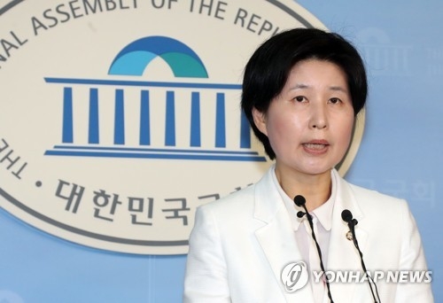 This photo, taken on May 26, 2017, shows Back Hye-ryun, the spokeswoman of the ruling Democratic Party, speaking during a press conference at the National Assembly in Seoul. (Yonhap)
