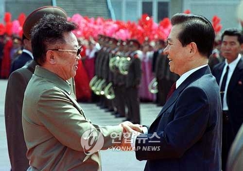 This file photo taken by the Joint Press Corp. on June 13, 2000, shows former South Korean President Kim Dae-jung (R) and his North Korean counterpart Kim Jong-il shaking hands at an airport in Pyongyang as the two Koreas hold their first inter-Korean summit. (Yonhap)