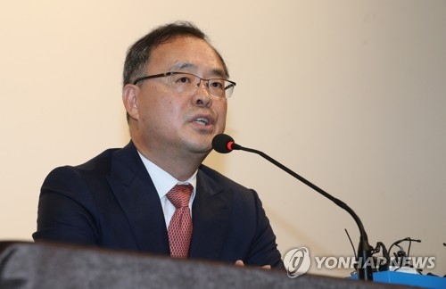 Lee Yong-soo, the Korea Football Association technical committee chief, speaks at a press conference at the National Football Center in Paju, north of Seoul, announcing the dismissal of the national foootball team head coach Uli Stielike on June 15, 2017. (Yonhap)