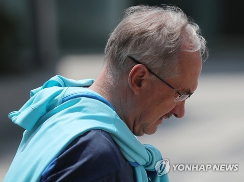 Dismissed South Korea national football team head coach takes a walk near his residence at a Seoul hotel on June 15, 2017. (Yonhap) 