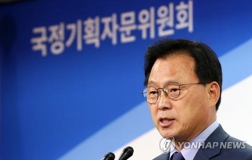 This photo, taken June 4, 2017, shows Park Kwang-on, the spokesman for the State Affairs Planning Advisory Committee, speaking during a press conference at its office in Seoul. (Yonhap)
