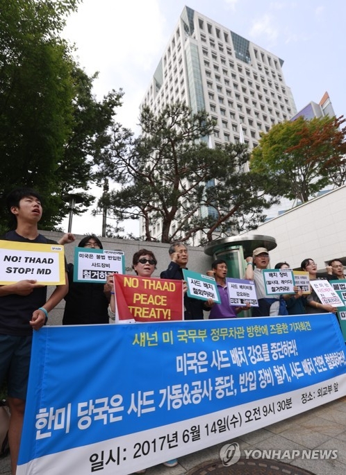 The file photo, taken on June 14, 2017, captures a group of protesters urging the government to withdraw the deployment of the U.S. Terminal High Altitude Area Defense (THAAD) system in front of the foreign ministry building in Seoul. (Yonhap) 