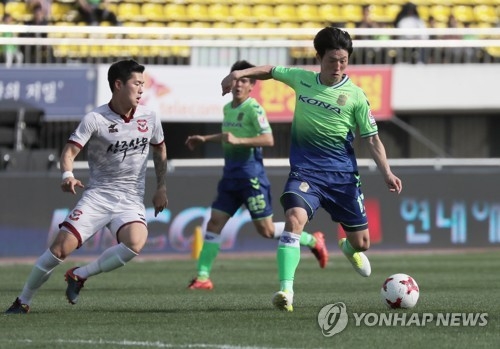 In this file photo taken on April 16, 2017, Jeonbuk Hyundai Motors midfielder Kim Bo-kyung (R) controls the ball during the K League Classic match between Jeonbuk and Sangju Sangmu at Jeonju Sports Complex in Jeonju, North Jeolla Province. (Yonhap)