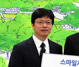 This file photo, taken on Oct. 8, 2013, shows Kwon Hyuk-bin, chief executive and founder of online game developer Smilegate Holdings Inc. in Seoul. (Yonhap) 