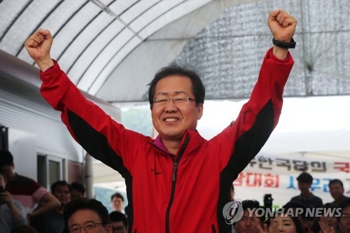 Former presidential candidate Hong Joon-pyo rejoices after being elected the new leader of the main opposition Liberty Korea Party during a party convention in Namyangju near Seoul on July 3, 2017. (Yonhap)