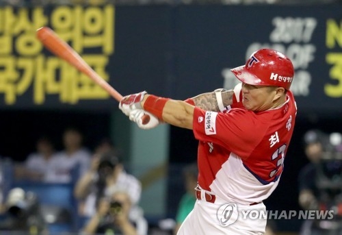 In this file photo taken on June 30, 2017, Kia Tigers' Choi Hyoung-woo hits a single in a KBO League game against the LG Twins at Jamsil Stadium in Seoul. (Yonhap)