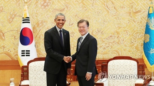 South Korean President Moon Jae-in (R) shakes hands with visiting former U.S. leader Barack Obama following their meeting at the presidential office Cheong Wa Dae in Seoul on July 3, 2017. (Photo courtesy of Cheong Wa Dae)