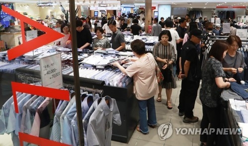 Shoppers are seen at Lotte Department Store in central Seoul on July 2, 2017, during the summer sale season. (Yonhap) 