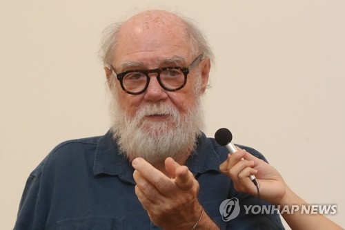 American artist Paul McCarthy talks during a media briefing for his new solo exhibition "Cut Up and Silicone, Female Idol, WS" at Kukje Gallery, Seoul, on Sept. 14, 2017. (Yonhap) 
