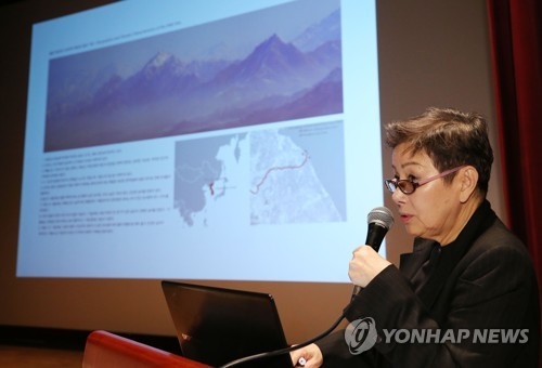 South Korean architect Choi Jae-eun gives a presentation on "Dreaming of Earth" during a press briefing at the Seoul Museum of History on Oct. 25, 2017. (Yonhap)