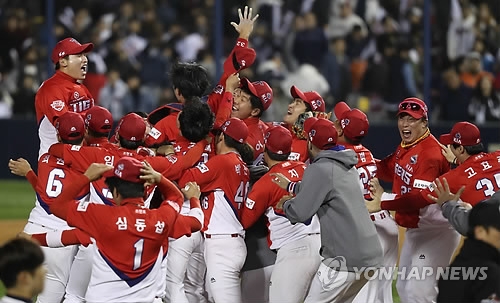 Doosan Bears infielder Hur Kyoung-min voted KBO's top player for July