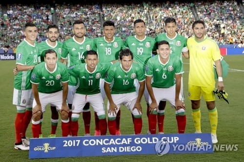 In this Associated Press file photo taken on July 9, 2017, members of the Mexican national football team pose for photos before their CONCACAF Gold Cup Group C match against El Salvador at Qualcomm Stadium in San Diego. Mexico will face South Korea, Germany and Sweden in Group F at the 2018 FIFA World Cup in Russia. (Yonhap)