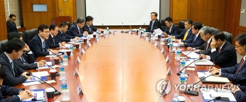 Choi Jong-ku (3rd from L), chairman of the Financial Services Commission, presides over a meeting of asset management CEOs in Seoul on Sept. 26, 2017, in this file photo. (Yonhap)