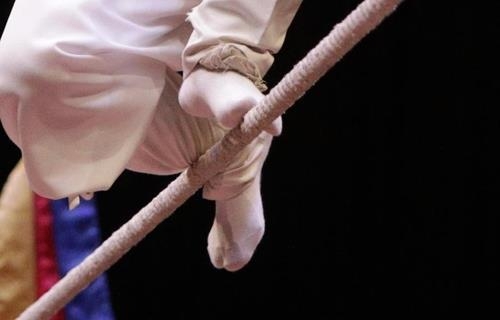 Tightrope dancer Suh Joo-hyang keeps her balance by using her big toe and ankle as she performs at Namsadang Performance Site in Anseong, Gyeoggi Province. (Yonhap)
