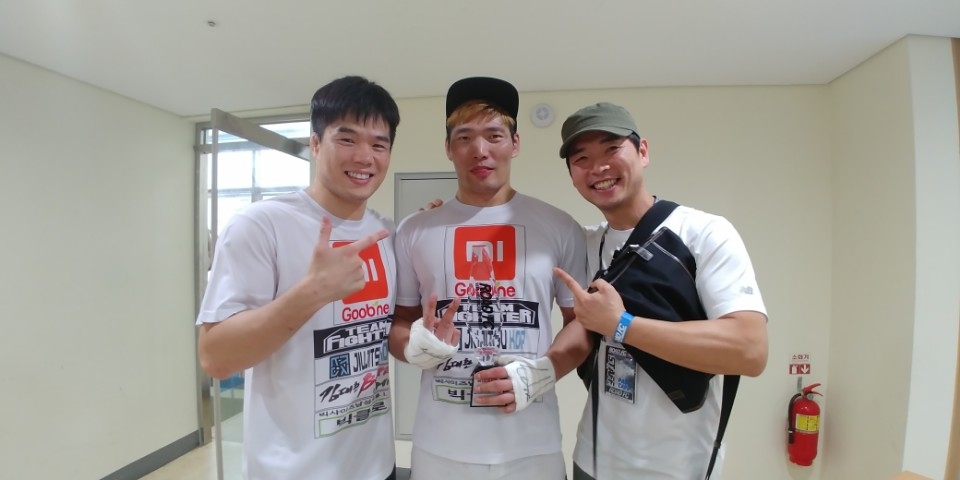 Kim Dae-hwan (L), now the new CEO of the South Korean MMA promotion Road FC, poses for a photo with MMA fighter Kim Hoon (C) after a Road FC 40 event in Seoul on July 15, 2017, in this photo from Kim's blog. (Yonhap)