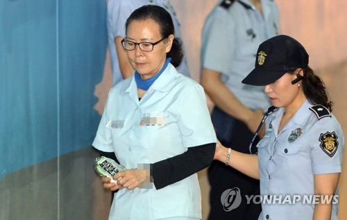 Shin Young-ja, the head of the Lotte Foundation who's been charged with embezzlement and breach of trust, enters the courthouse for an appeals trial in Seoul on July 19, 2017. (Yonhap)