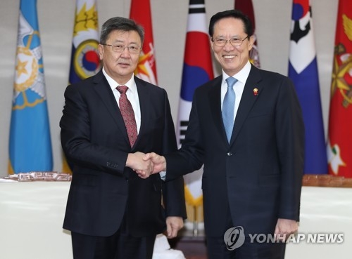 South Korean Defense Minister Song Young-moo (R) shakes hands with his Mongolian counterpart Nyamaa Enkhbold during a Seoul meeting on Dec. 7, 2017. (Yonhap)