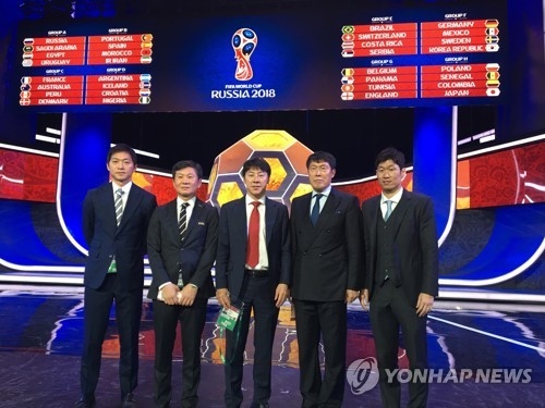 In this photo provided by the Korea Football Association, Park Ji-sung (R) poses for a photo with South Korean football legend Cha Bum-kun (2nd from R), the men's national football team head coach Shin Tae-yong (C), KFA President Chung Mong-gyu (2nd from L) and the men's national football team assistant coach Kim Nam-il after the 2018 FIFA World Cup draw at the State Kremlin Palace in Moscow on Dec. 1, 2017. (Yonhap)