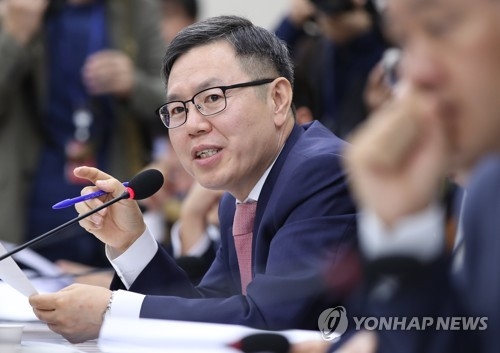 This photo, taken Oct. 19, 2017, shows Choung Tae-ok, the spokesman of the main opposition Liberty Korea Party, speaking during a parliamentary session at the National Assembly in Seoul. (Yonhap)