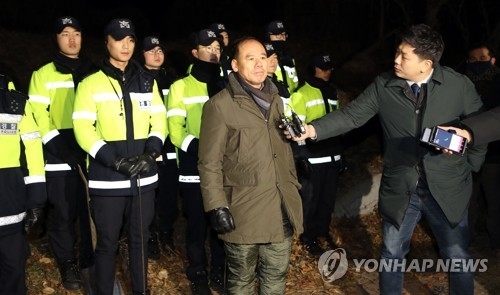 Kim Young-geun, a provincial police official, speaks to the press after the body of a missing girl was found on a hillside in the western coastal city of Gunsan on Dec. 29, 2017. (Yonhap)